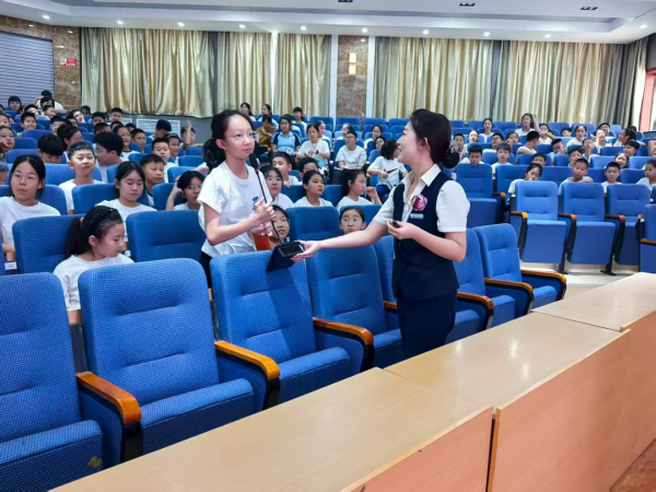 可靠的配资门户 齐商银行淄博支行营业部开展反诈宣传进校园活动